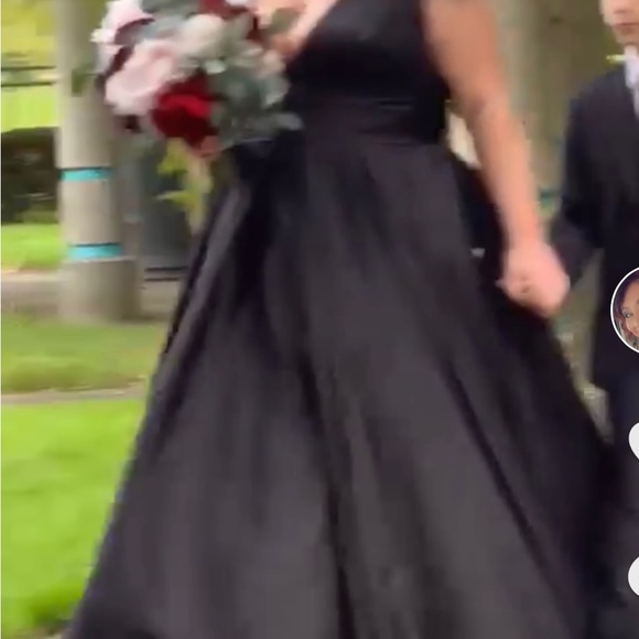 Wedding dress - Picture 2 of 4